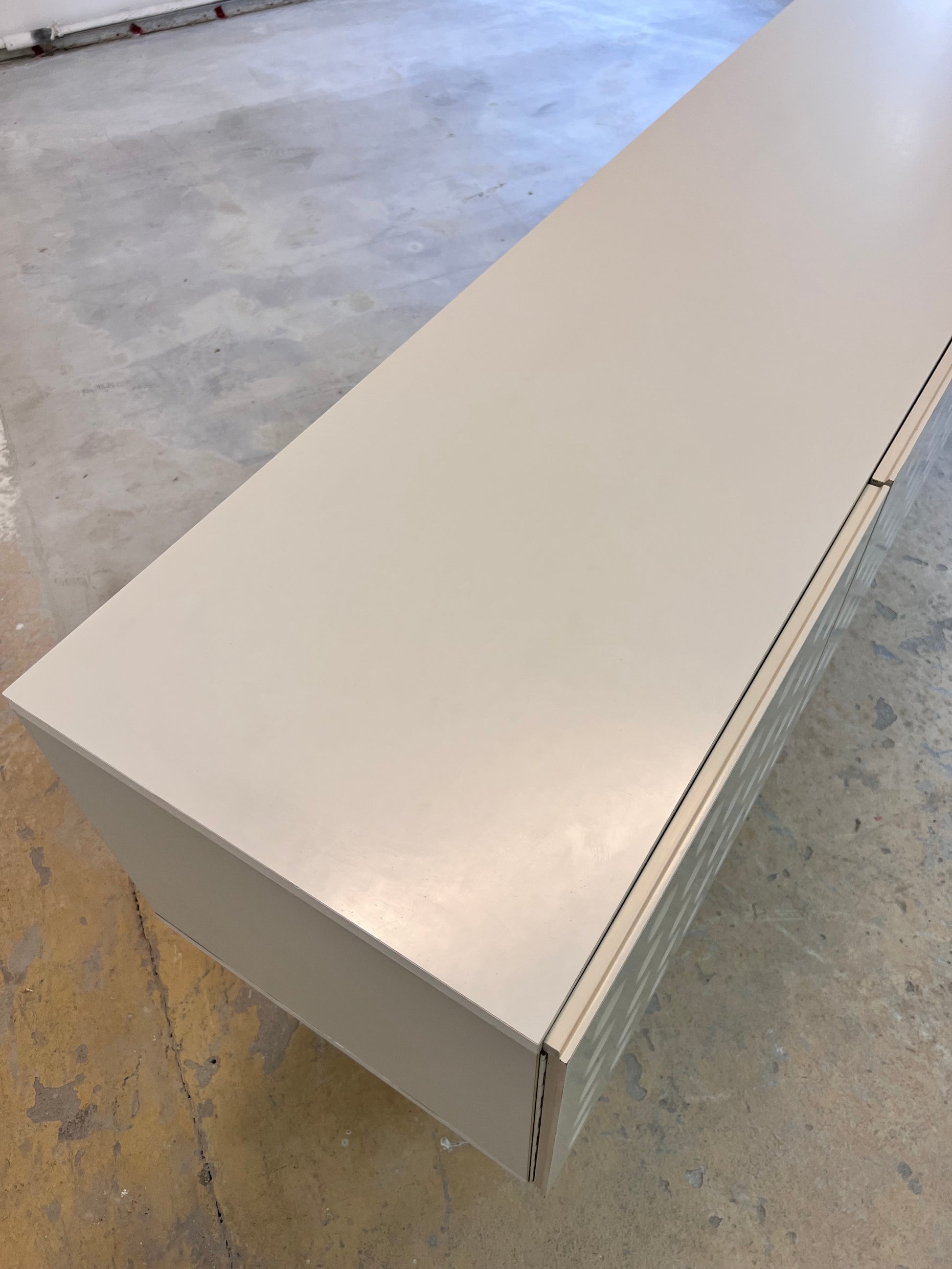 Sideboard weiß mit kreisförmigem Reliefmuster aus Belgien