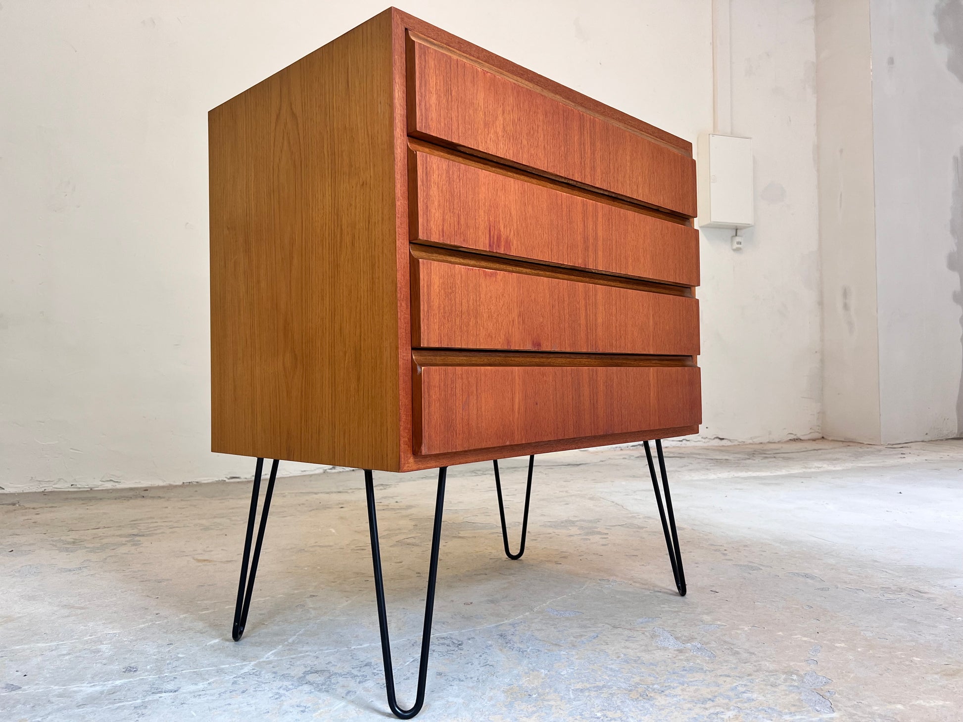 Kommode Teak auf Hairpinlegs von IDEE Möbel
