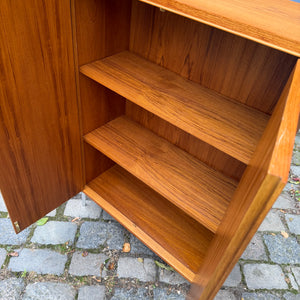 Schrank Teak mit neuen Chromfüßen