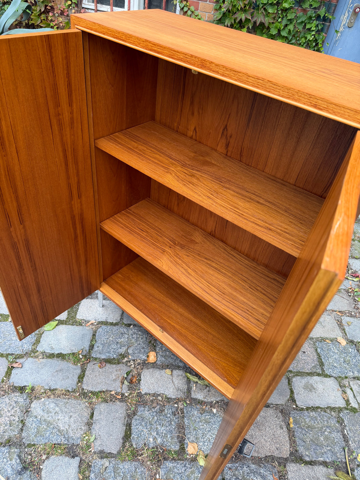 Schrank Teak mit neuen Chromfüßen