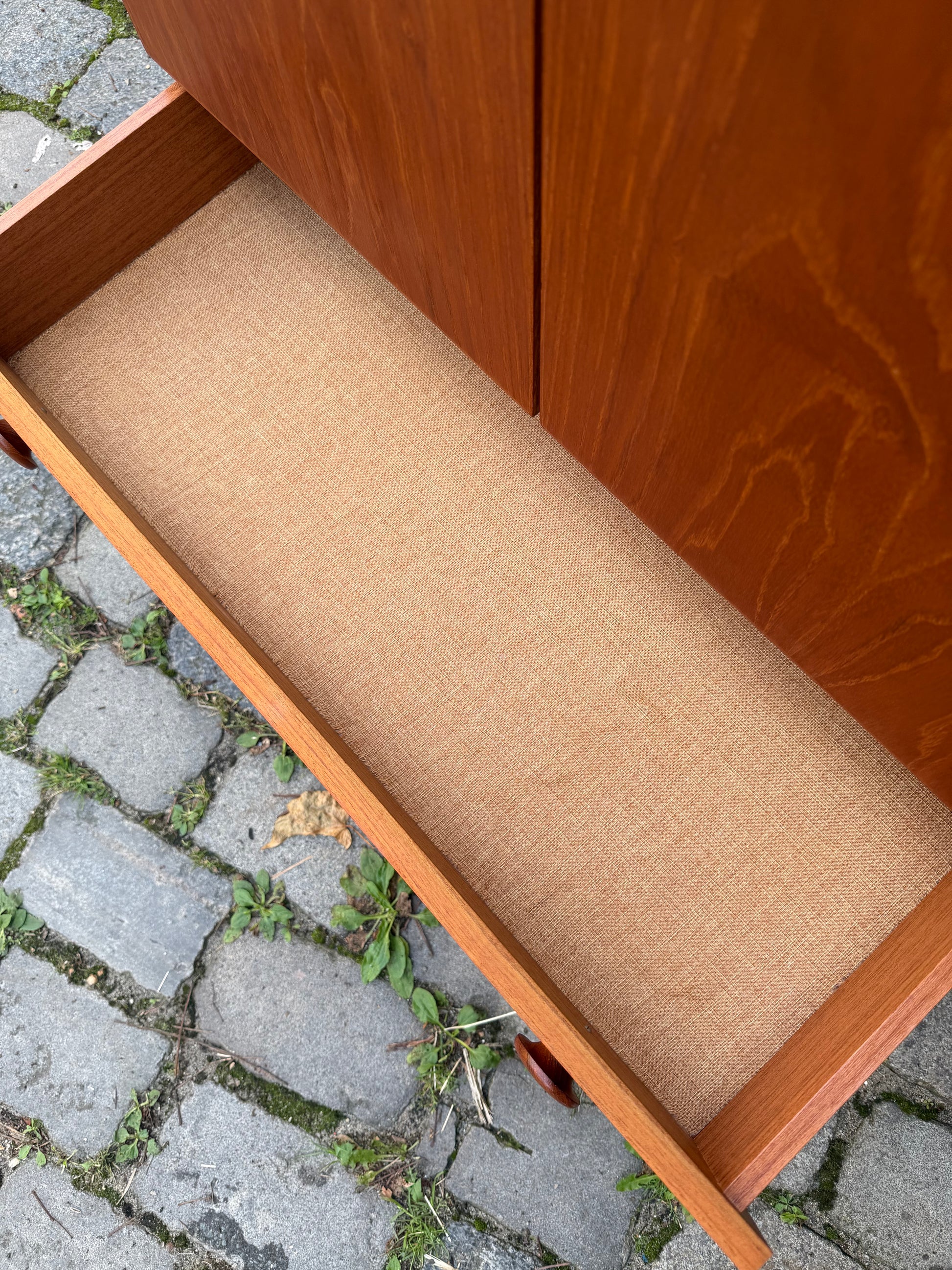 Schrank Teak mit runden Griffen aus Dänemark