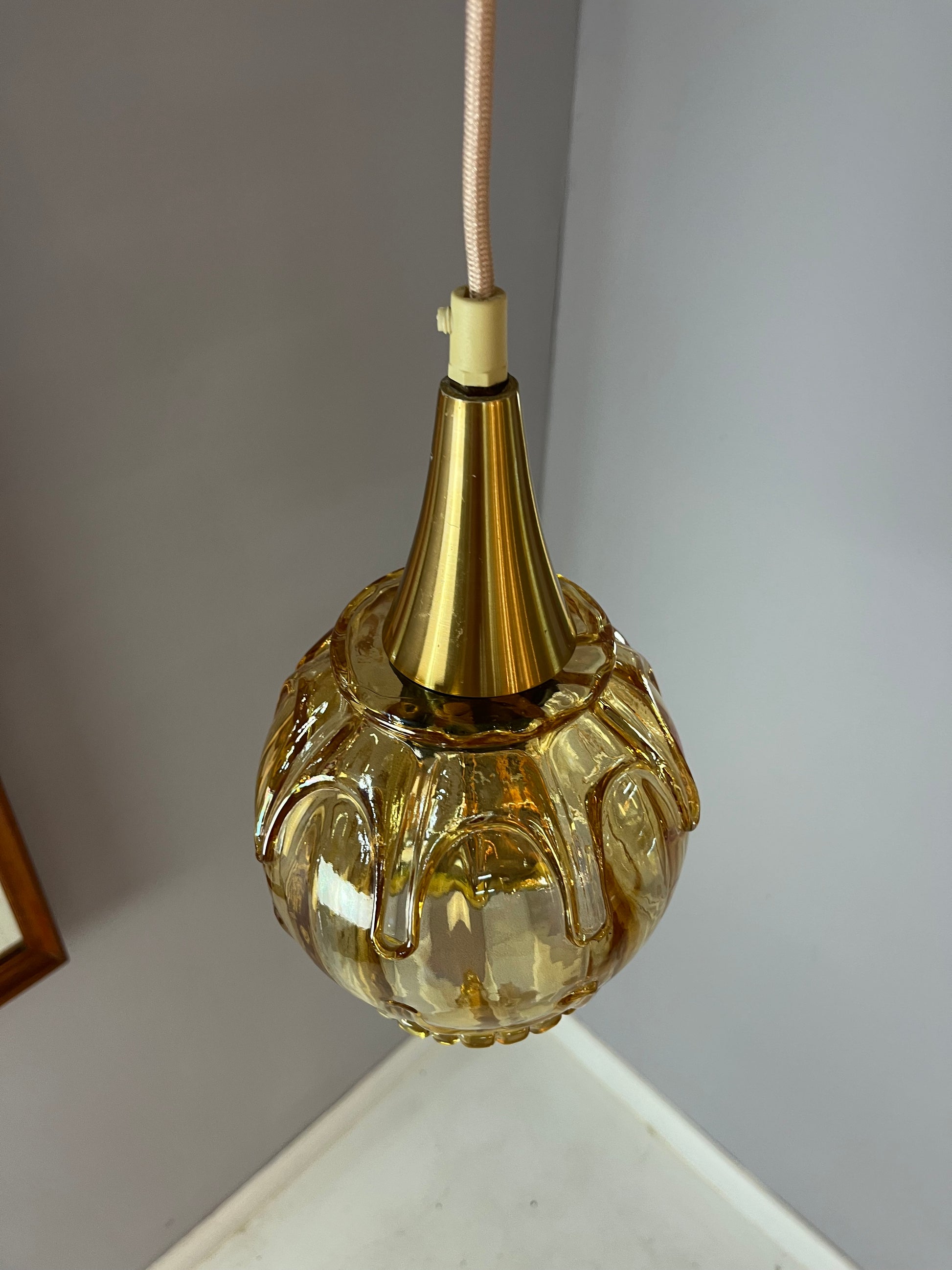 Hängelampe gelbgold Glas mit Messing