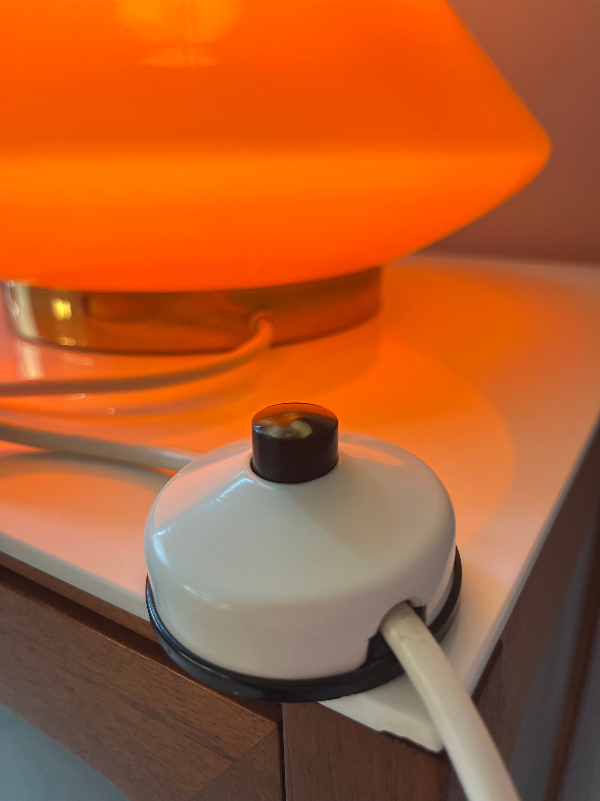 Bodenlampe orange Glas mit leuchtendem Fuß