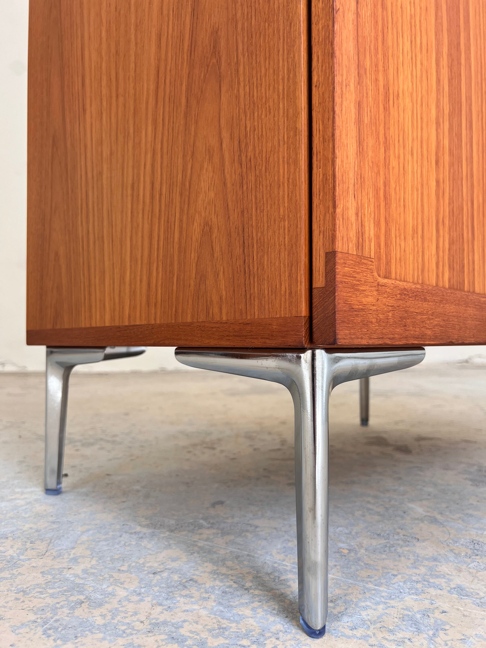 Kommode Teak mit neuen Chromfüßen von H. W. Klein für Bramin