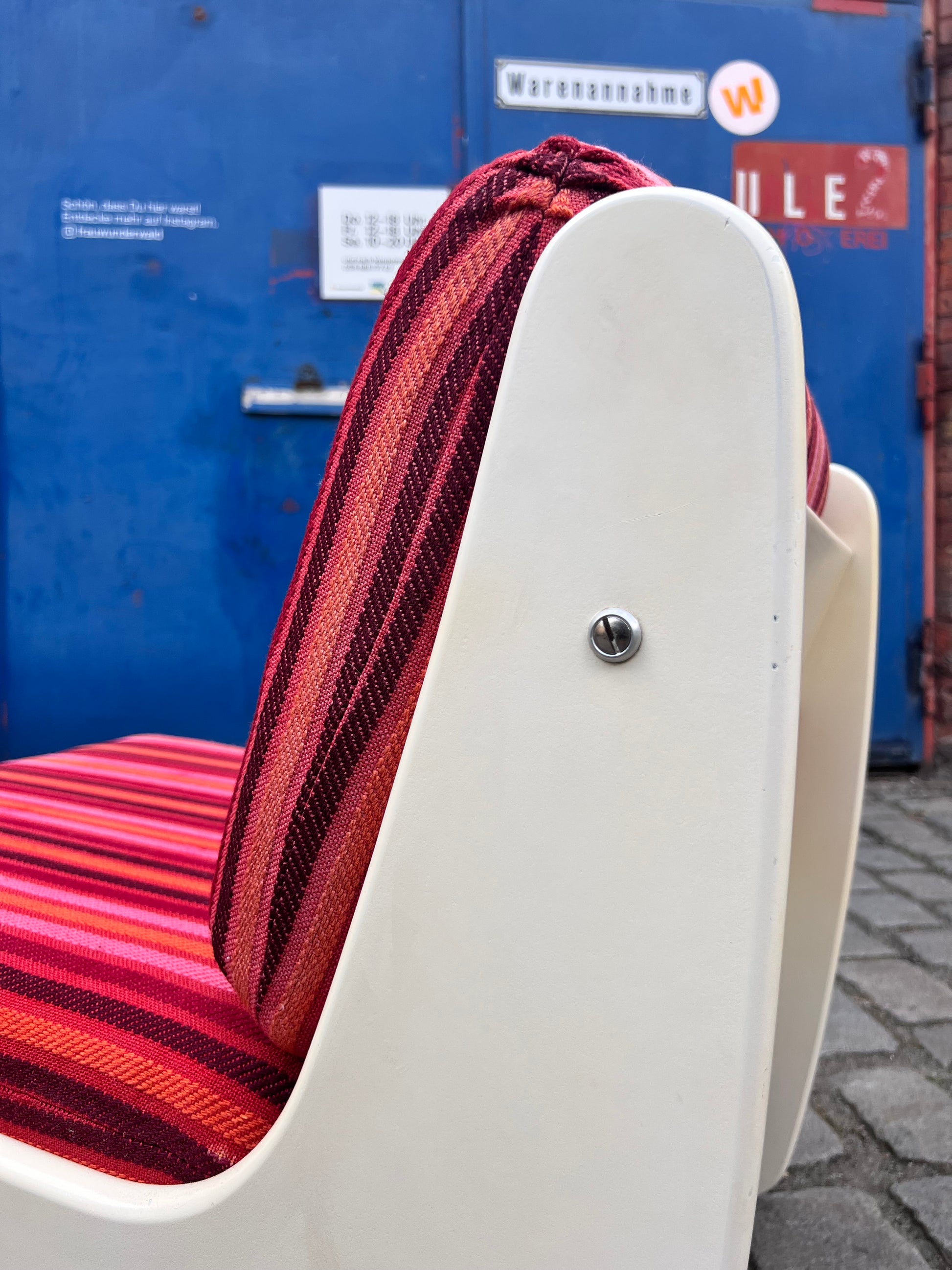 Sessel 70er pink gestreift