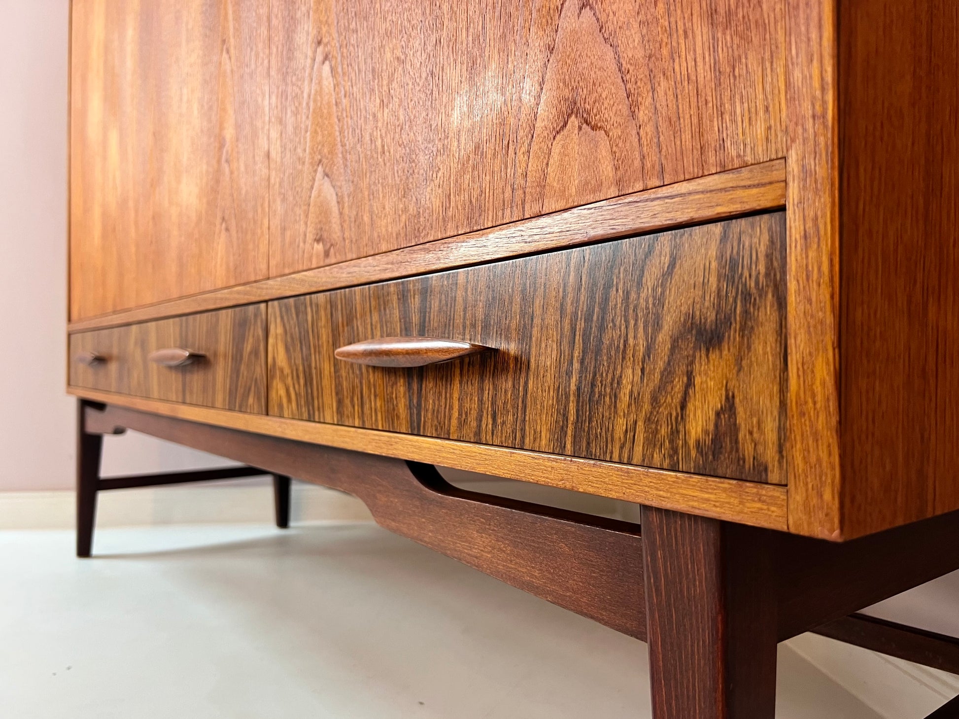 Highboard Teak & Walnuss aus Schweden