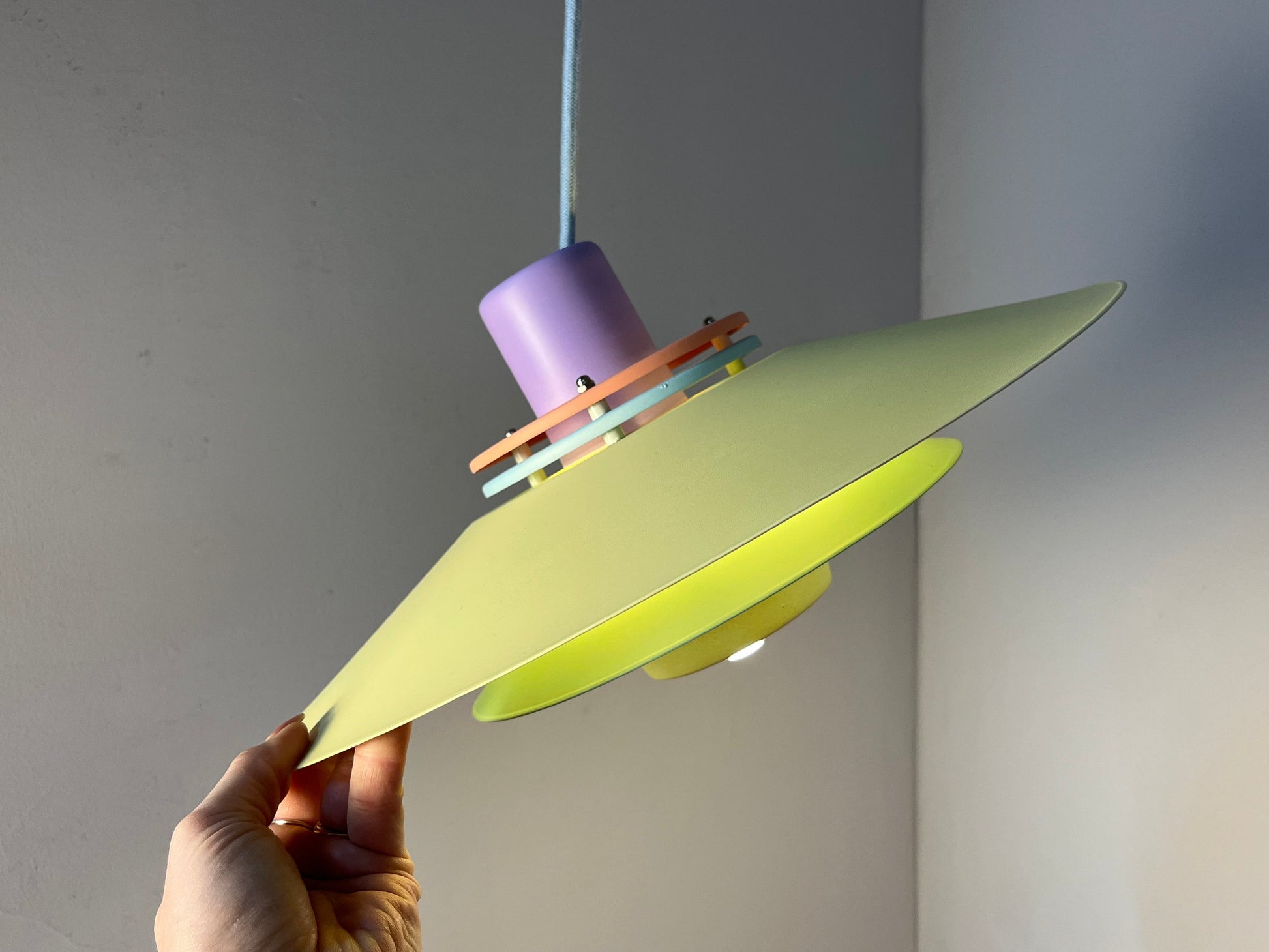 Lamellenlampe neu lackiert flieder gelb mint aus Dänemark