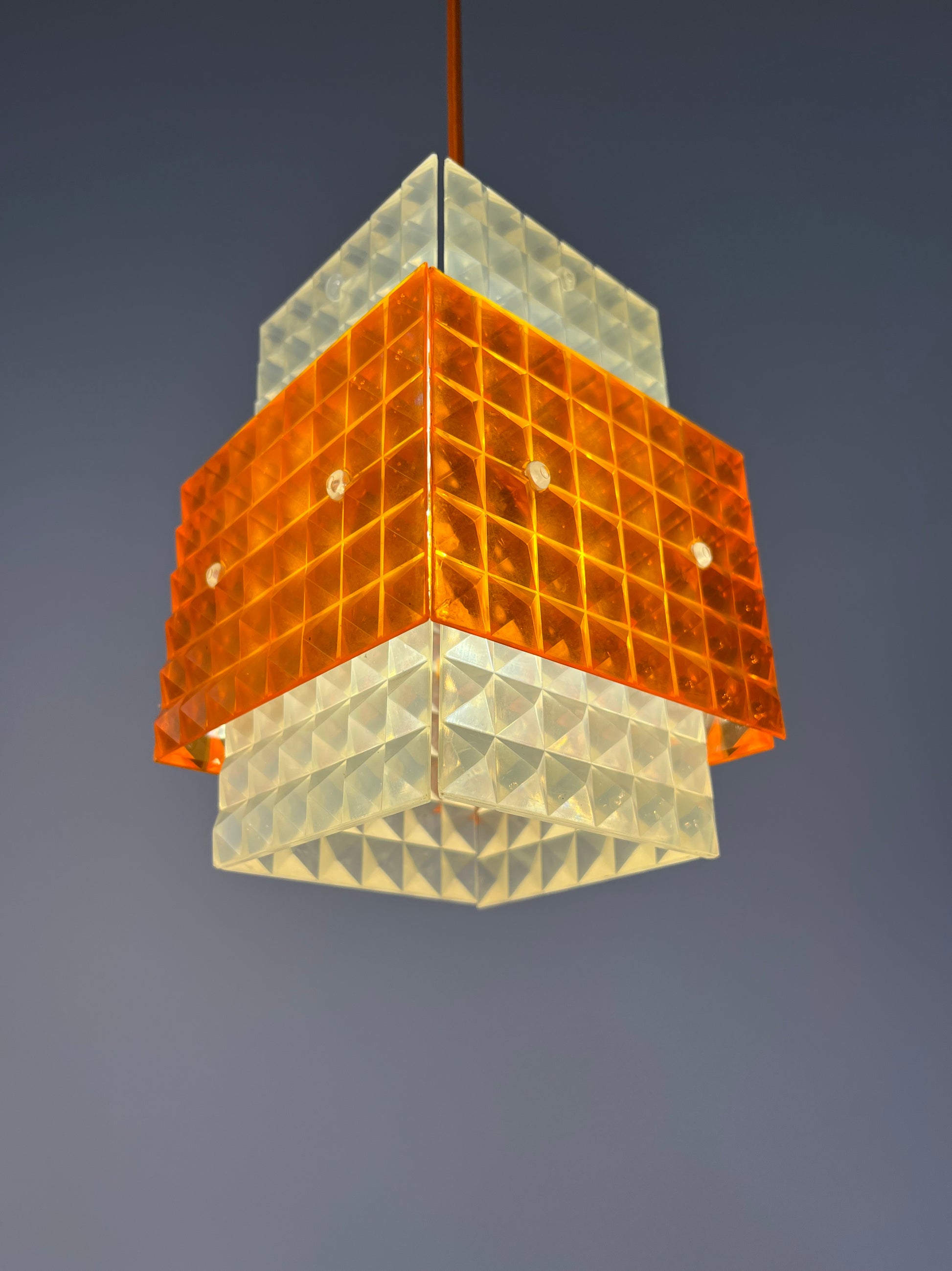 Hängelampe orange weiß mit Wabenstruktur aus der DDR