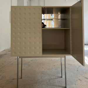 Highboard weiß mit kreisförmigem Reliefmuster & Minibar aus Belgien