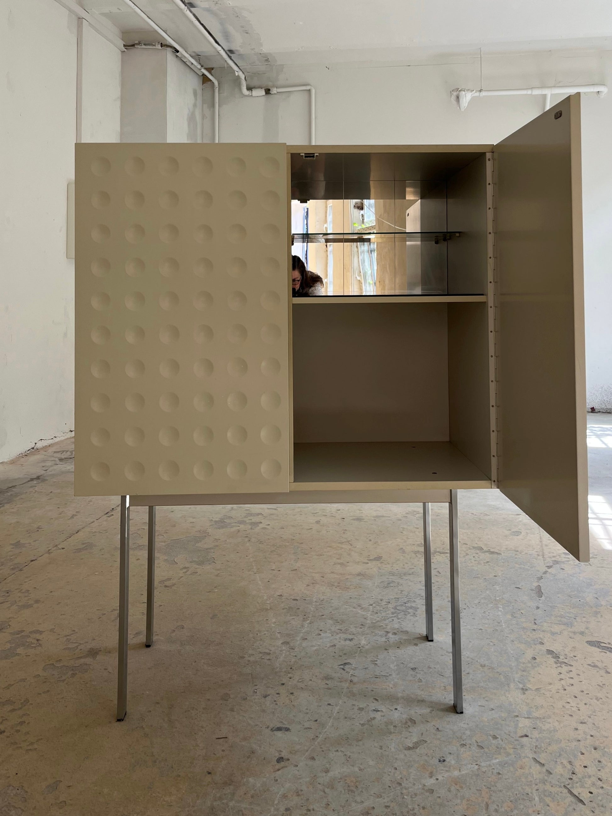 Highboard weiß mit kreisförmigem Reliefmuster & Minibar aus Belgien