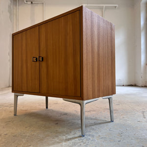 Schrank Esche mit neuen Chromfüßen