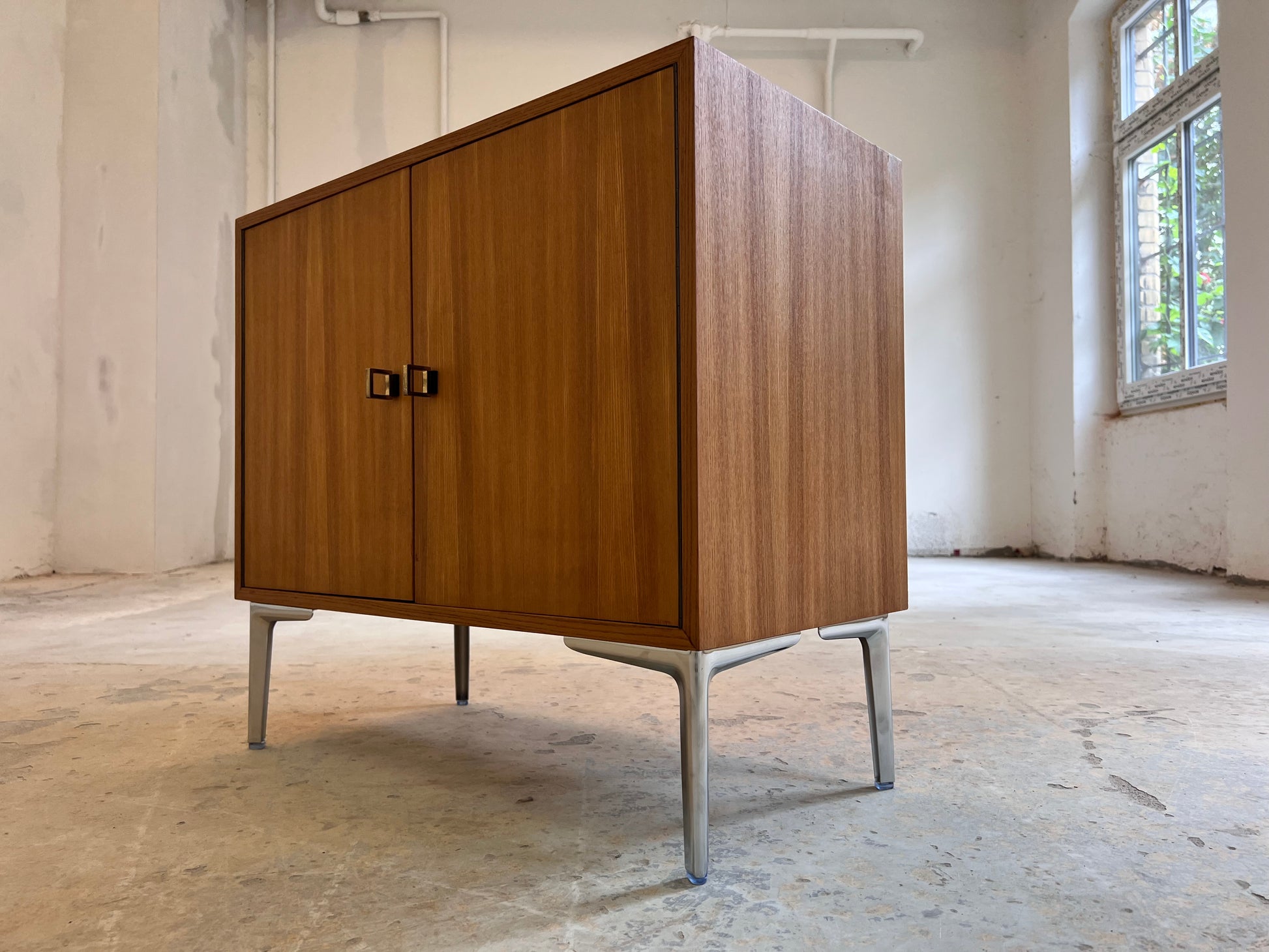 Schrank Esche mit neuen Chromfüßen