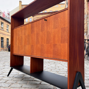 Regal Teak mit Minibar auf neuen Holzfüßen aus Dänemark