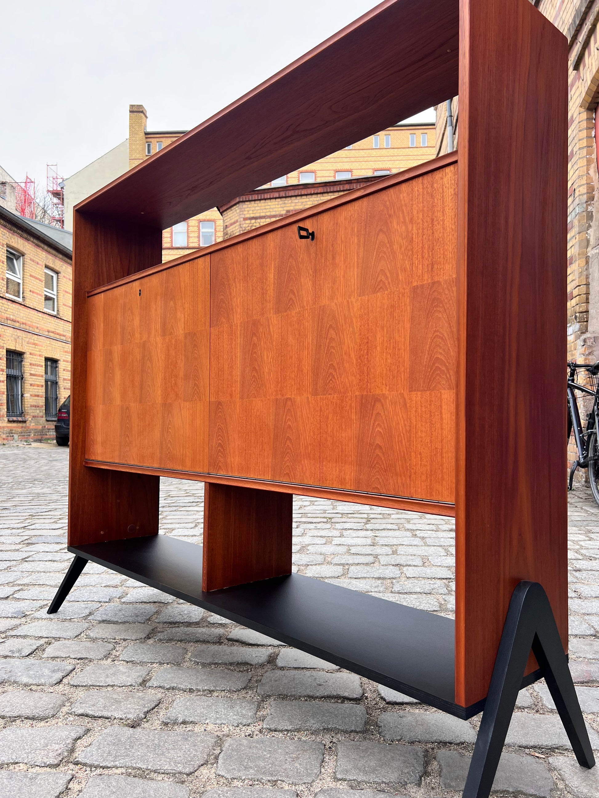 Regal Teak mit Minibar auf neuen Holzfüßen aus Dänemark