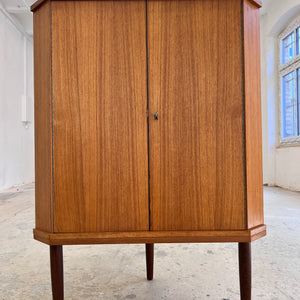 Eckschrank Teak mit Schloss aus Dänemark