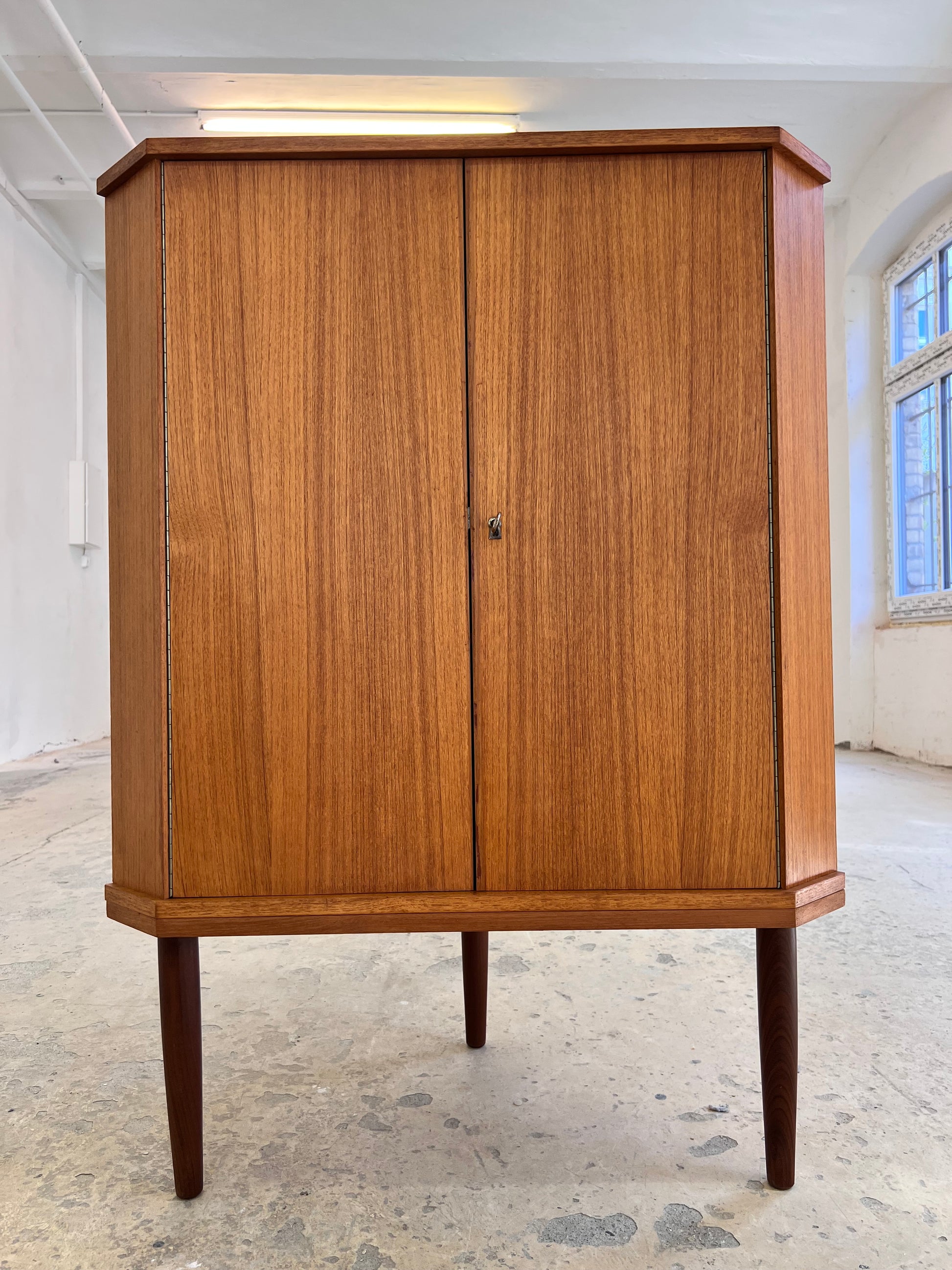 Eckschrank Teak mit Schloss aus Dänemark
