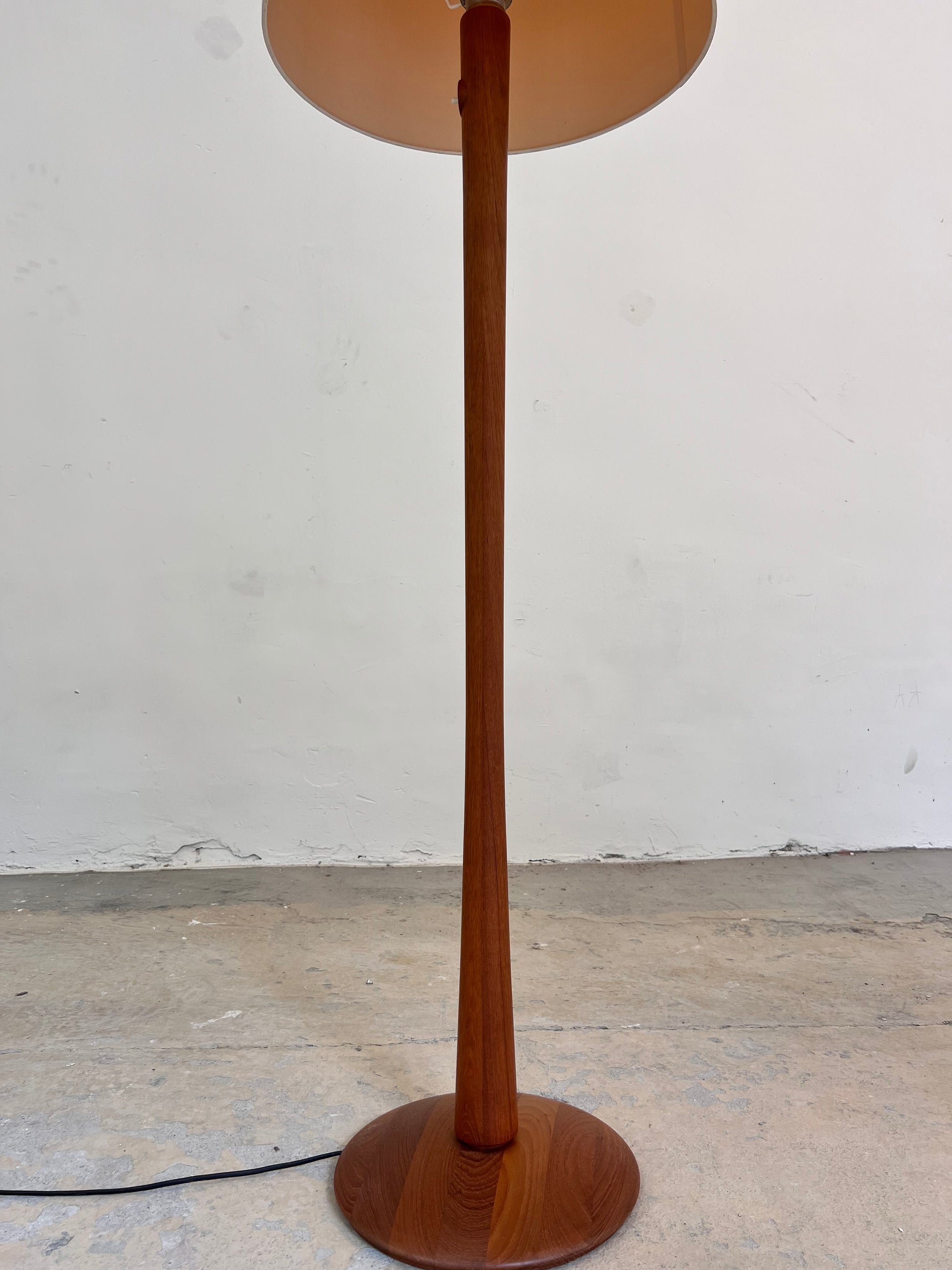 Stehlampe Teak mit Seidenschirm aus Dänemark