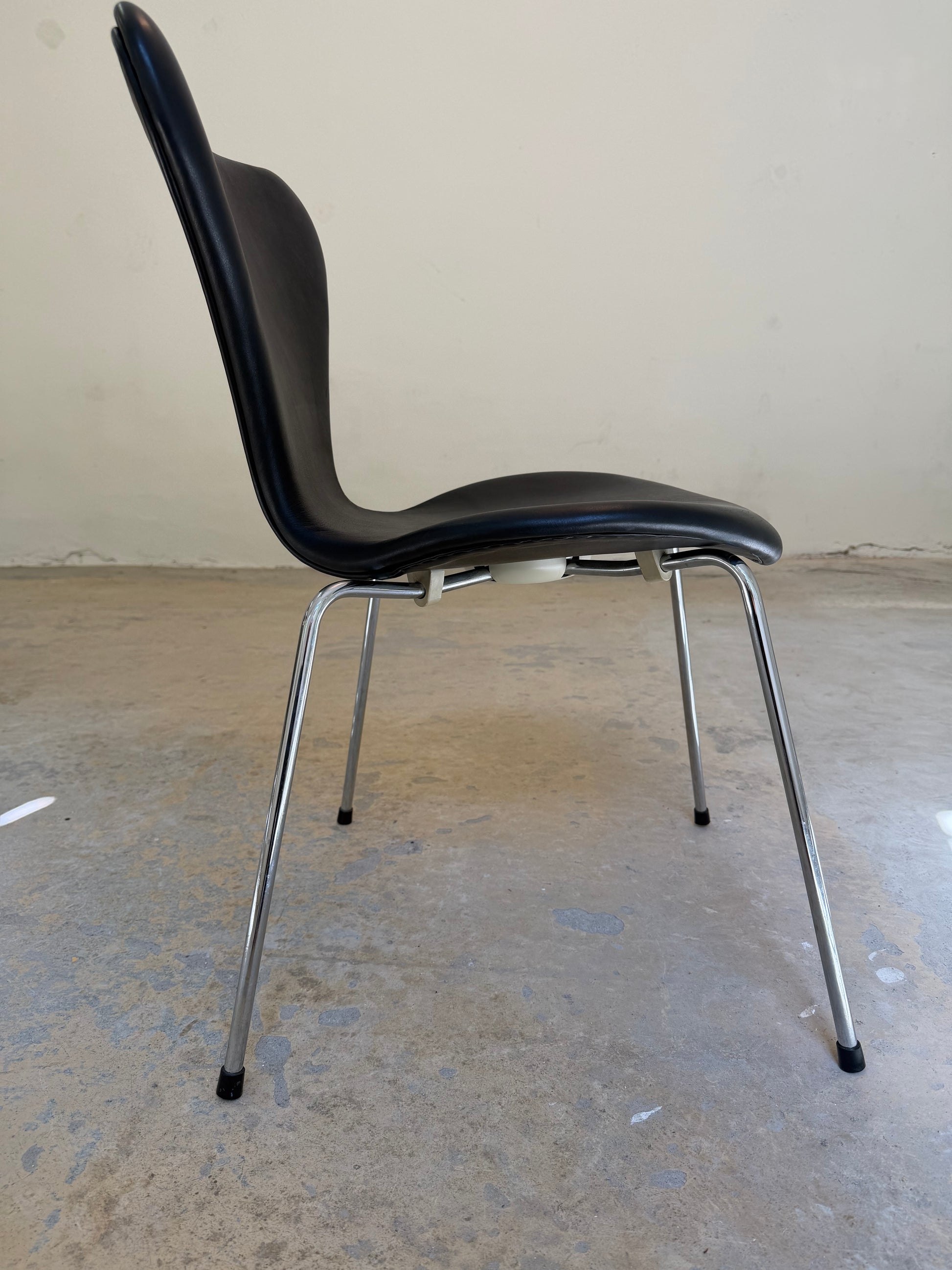 Polsterstuhl Serie 7 schwarz Echtleder von Arne Jacobsen für Fritz Hansen