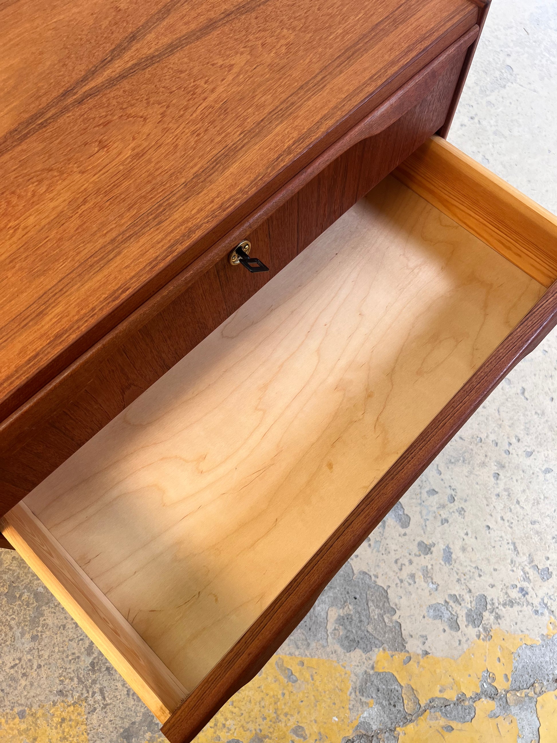 Kommode Teak mit Holz- & Messinggriffen aus Dänemark
