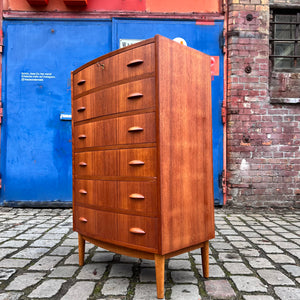 Halbrunde Kommode Teak mit Muschelgriffen aus Dänemark