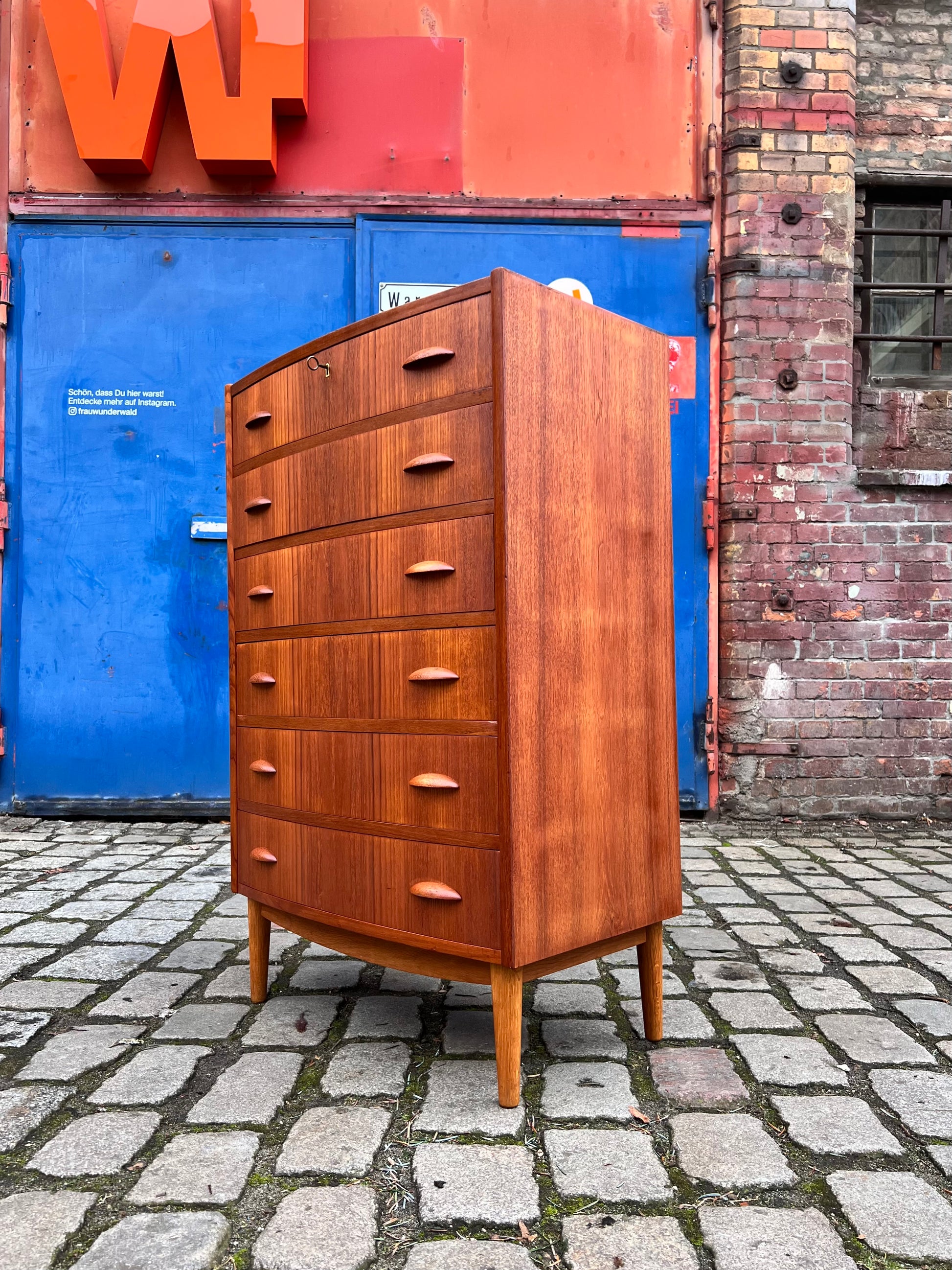 Halbrunde Kommode Teak mit Muschelgriffen aus Dänemark