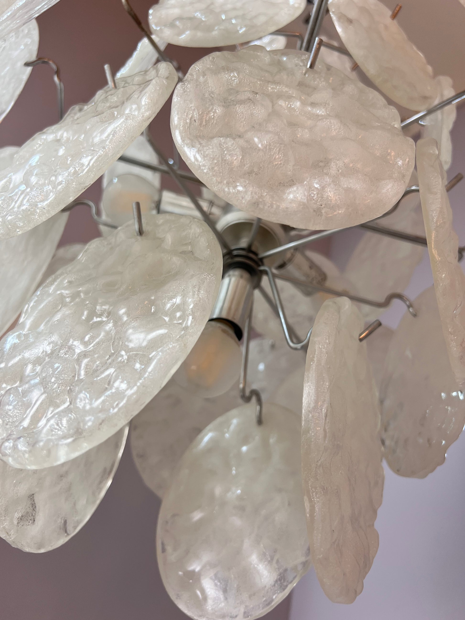 Kronleuchter weiß silber mit Arylglasplatten