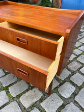 Lade das Bild in den Galerie-Viewer, Kommode Teak aus Dänemark
