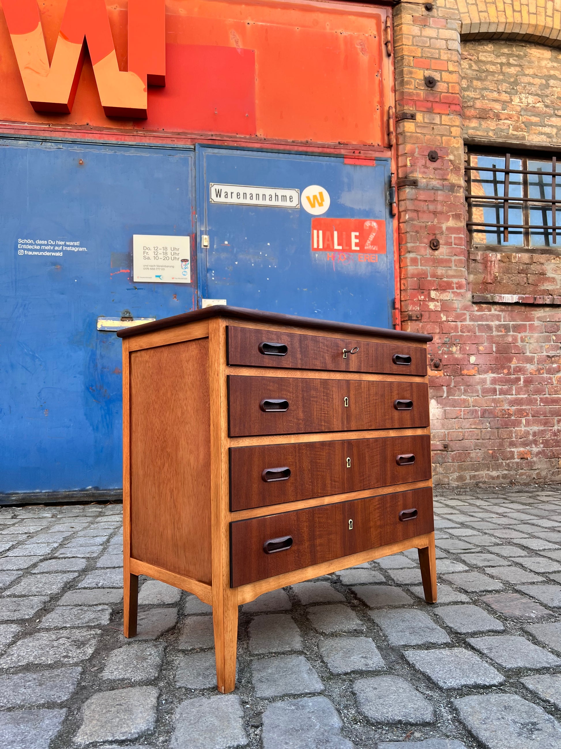 Kommode Teak mit vier abschließbaren Schubläden aus Dänemark