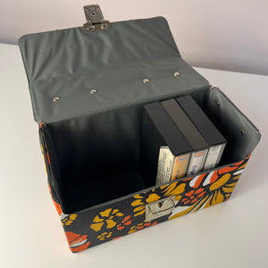 Aufbewahrungsbox für Kassetten orange braun gelb