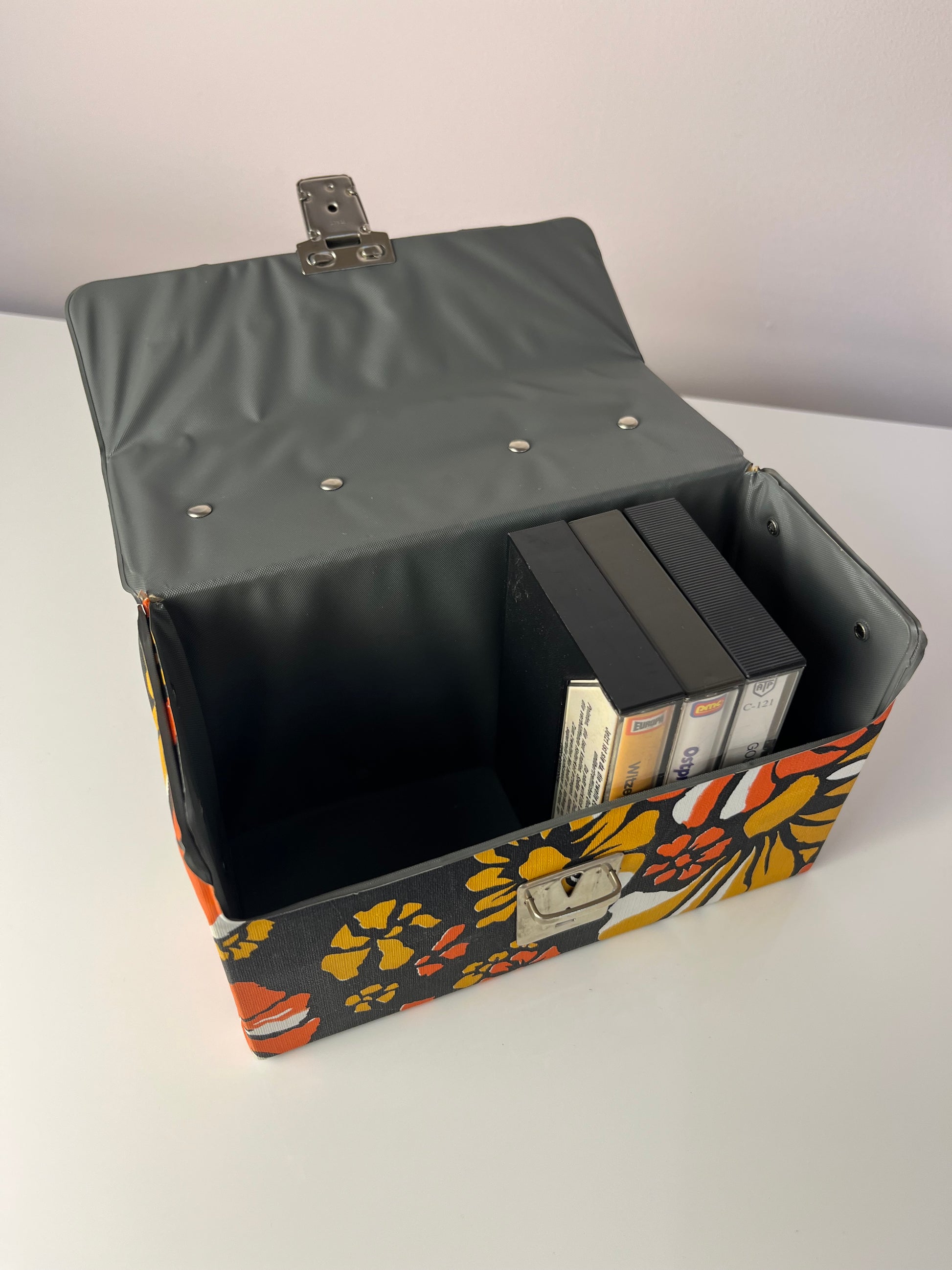 Aufbewahrungsbox für Kassetten orange braun gelb
