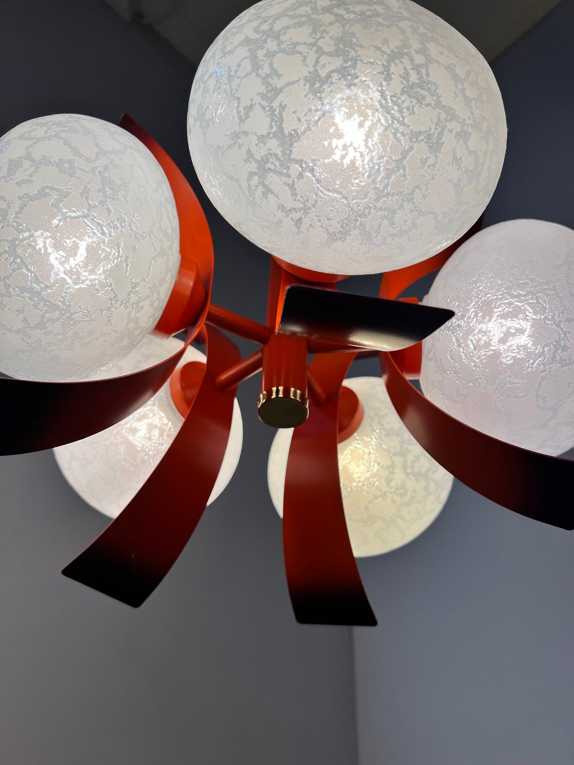 Kronleuchter weiß orange von Richard Essig
