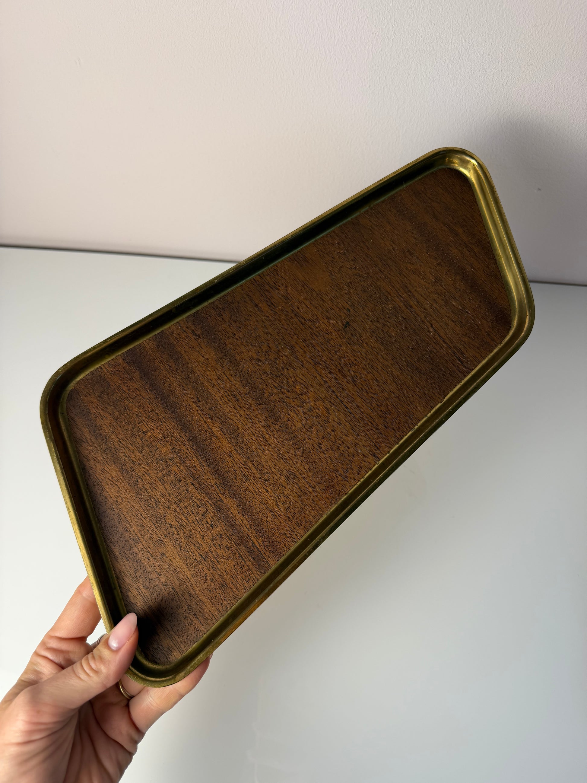 Asymmetrisches Tablett Messing Teak Furnier aus Dänemark