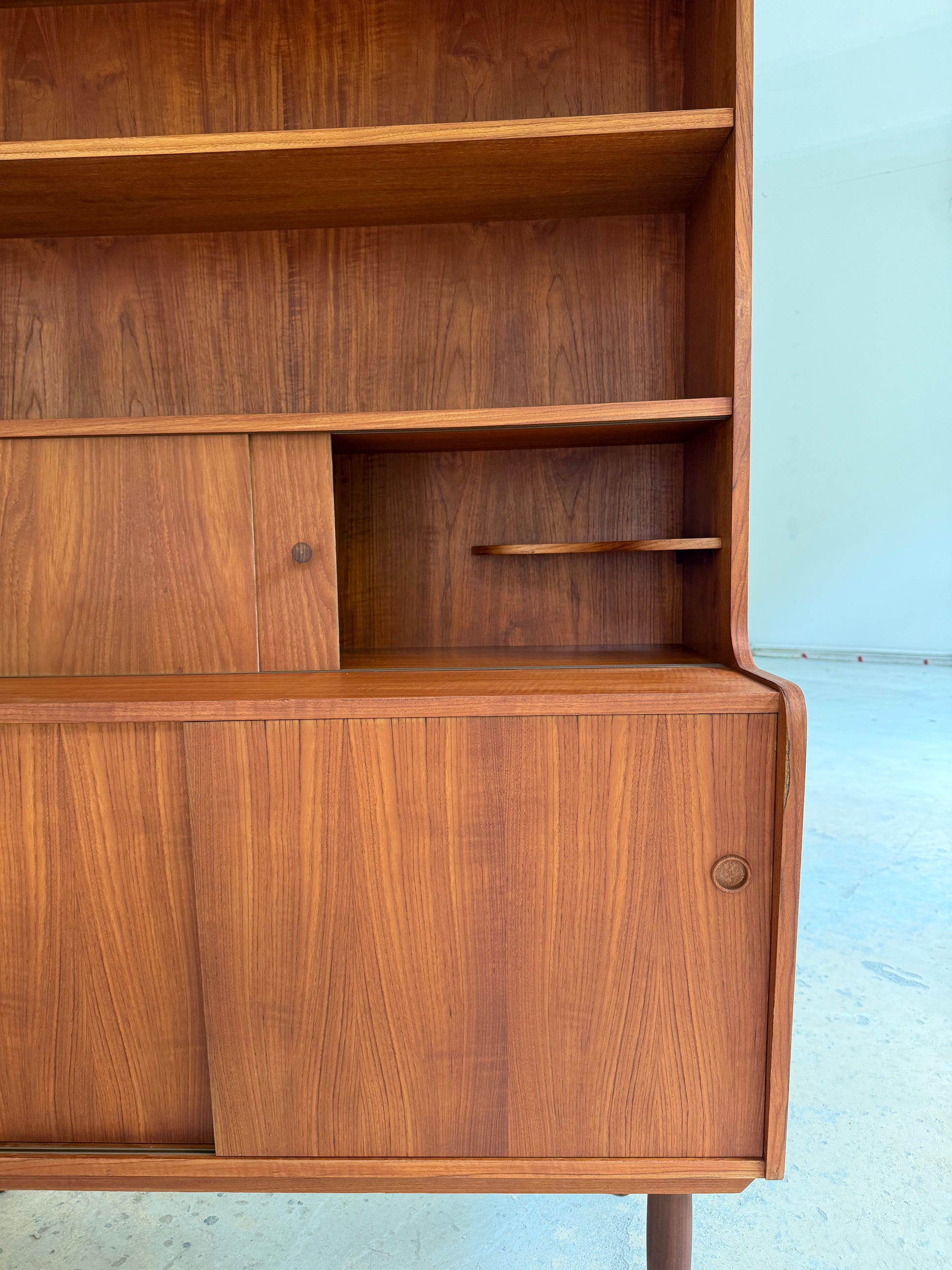 Bücherregal Teak mit Schiebetüren aus Dänemark