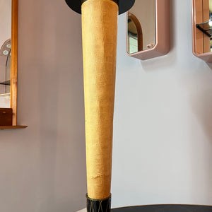 Tisch mit Stehlampe