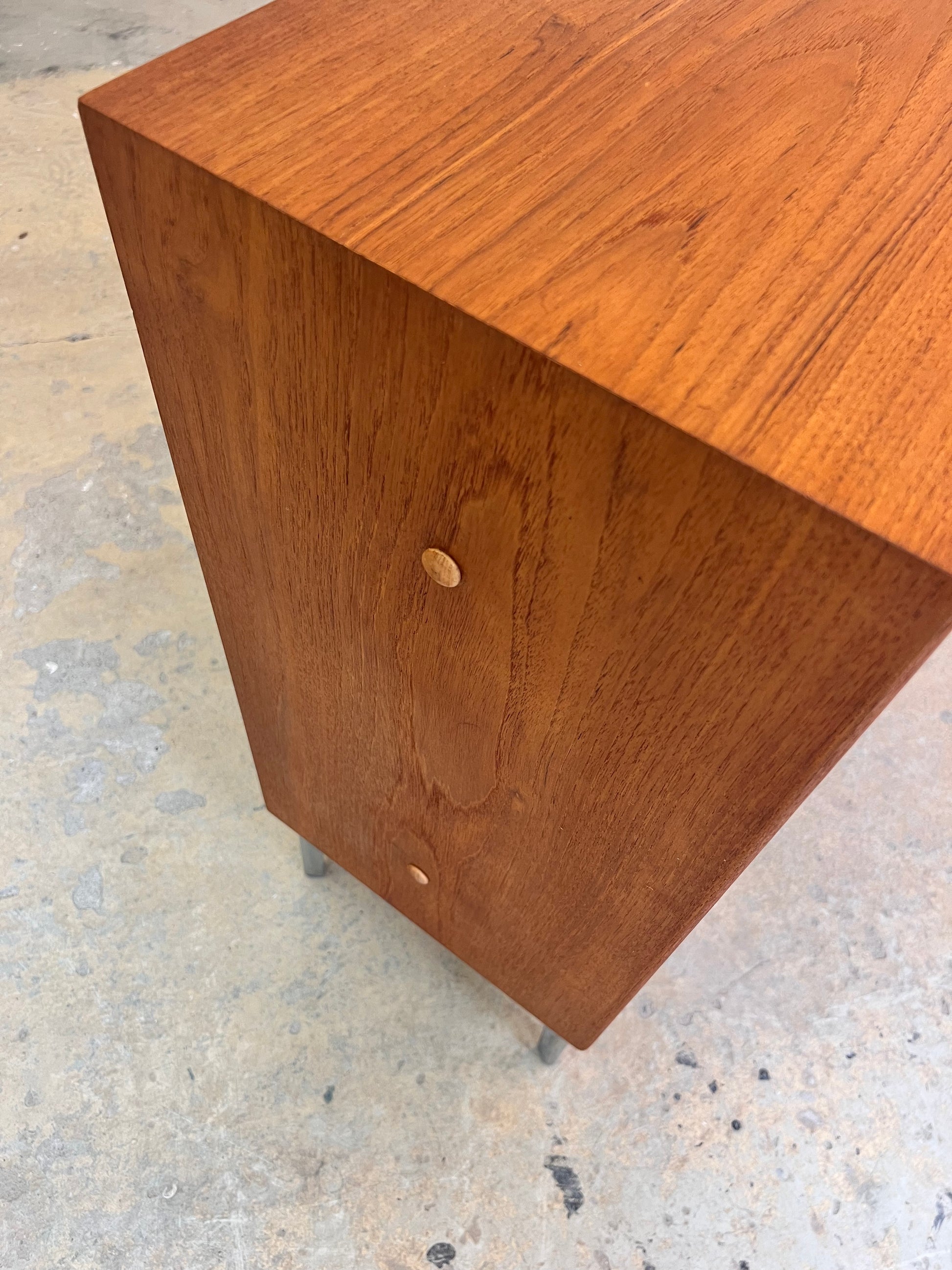 Regal Teak mit neuen Chromfüßen