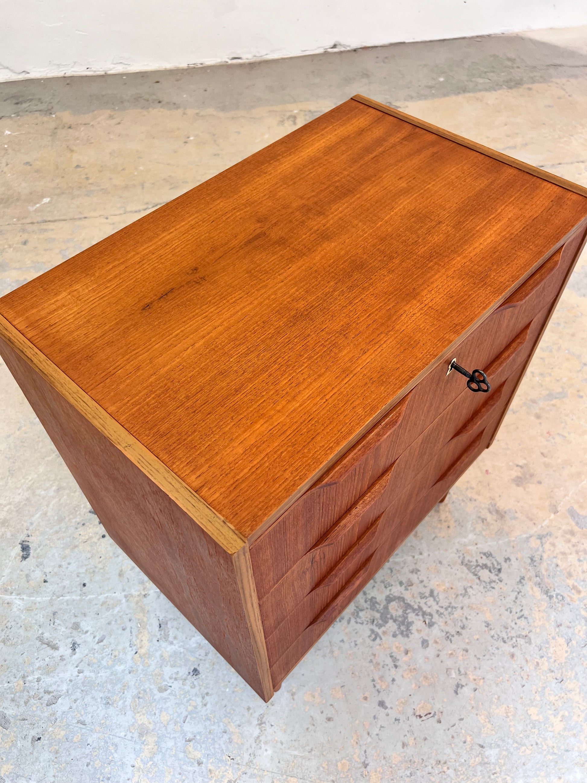 Kommode Teak mit Schloss aus Dänemark