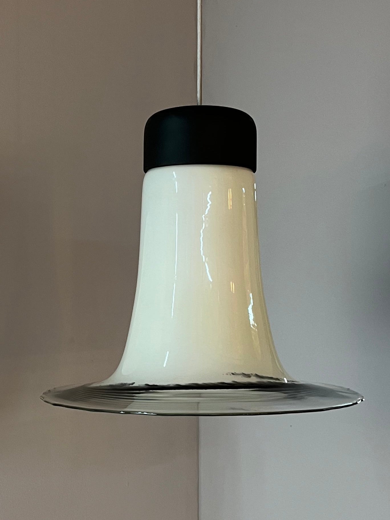 Trompetenlampe schwarz weiß Glas von Peill & Putzler