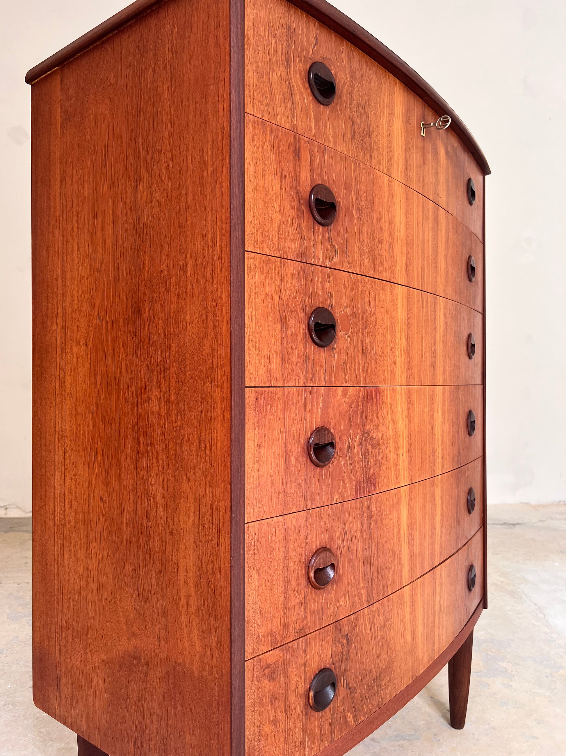 Halbrunde Kommode Teak mit runden Griffen & Schloss aus Dänemark