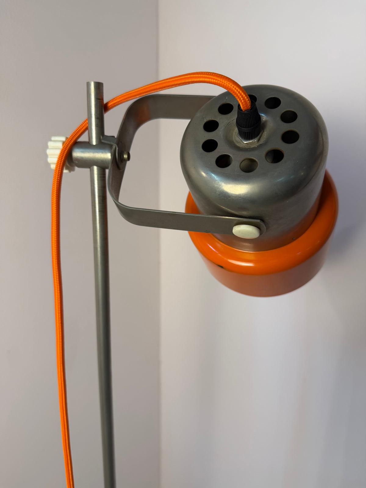 Stehlampe orange Chrom von AKA Werke