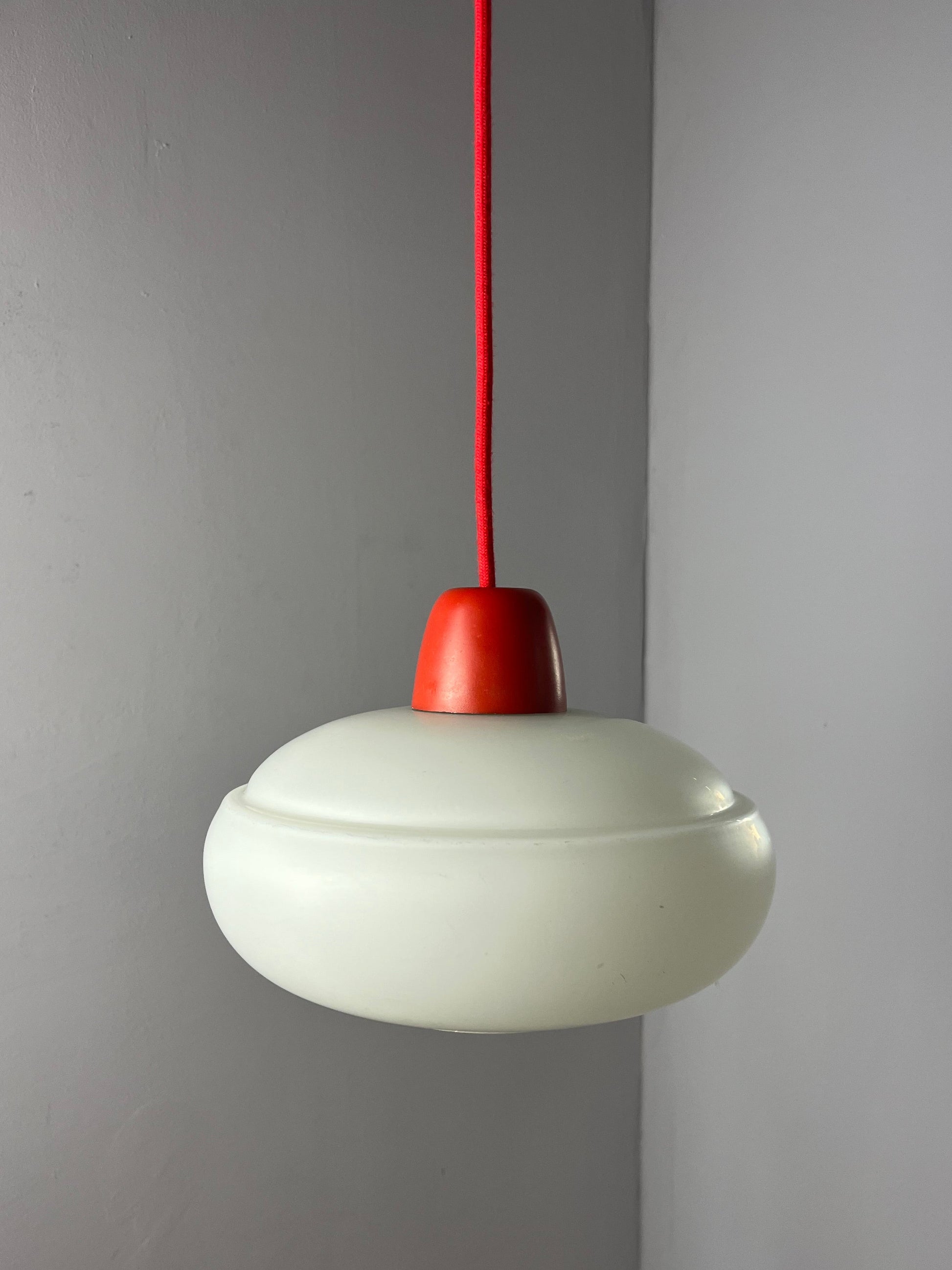 Hängelampe weiß mit rotem Abschluss