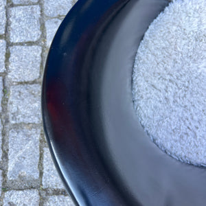 Cocktailsessel Kunstleder mit beigem Fellkissen