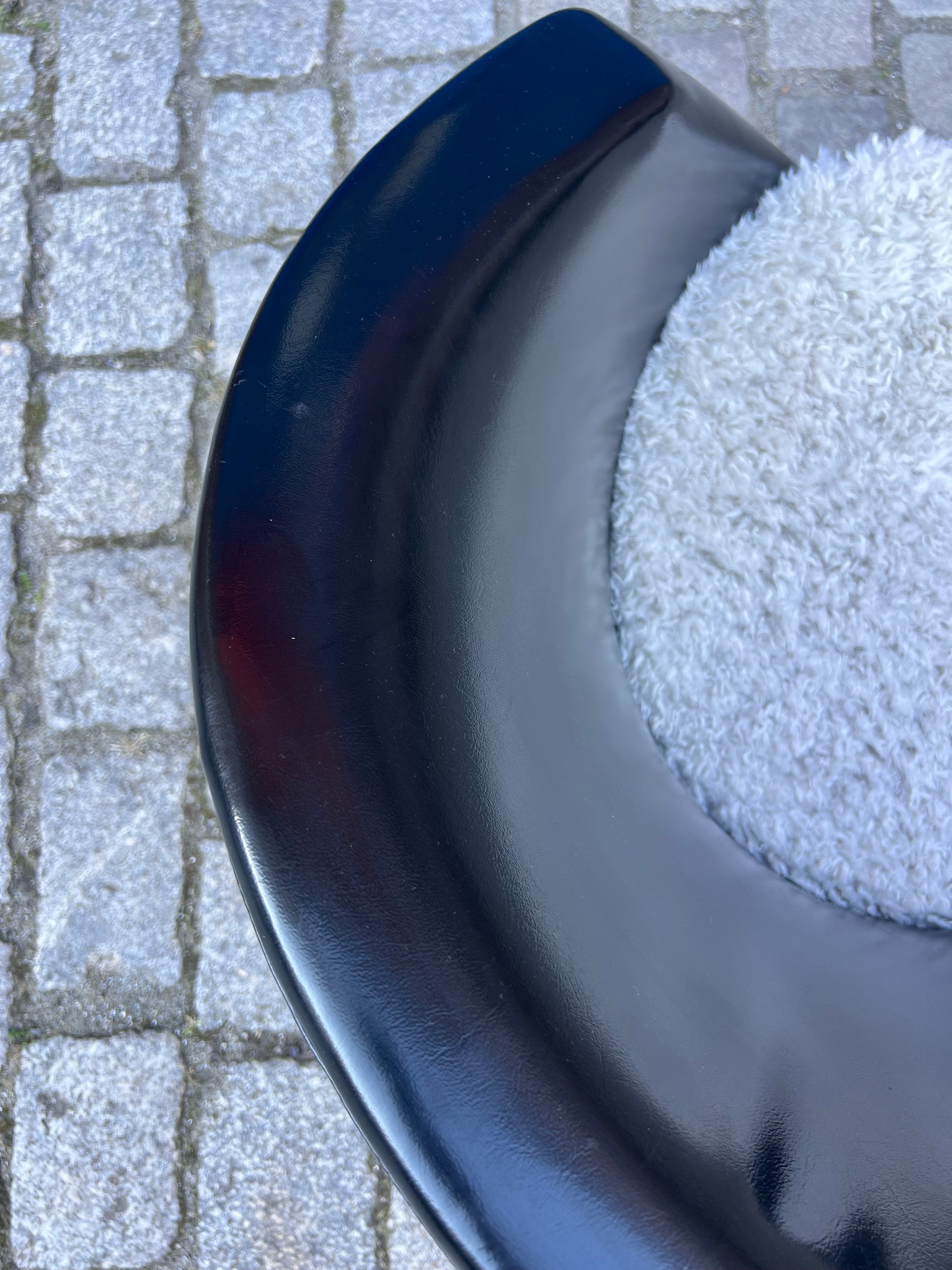 Cocktailsessel Kunstleder mit beigem Fellkissen