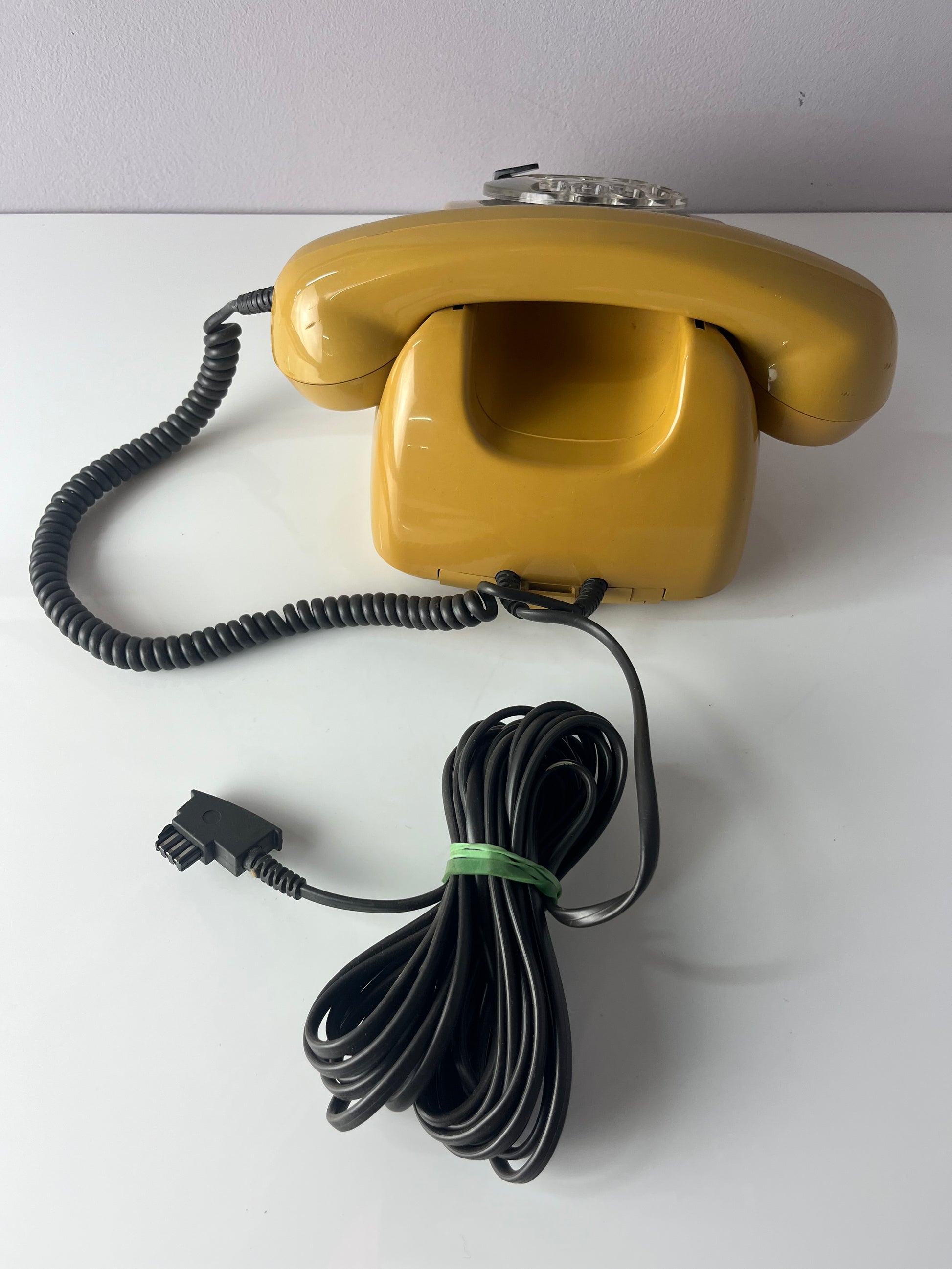 Telefon FeTap 611-2a gelb mit Wählscheibe und Kabel