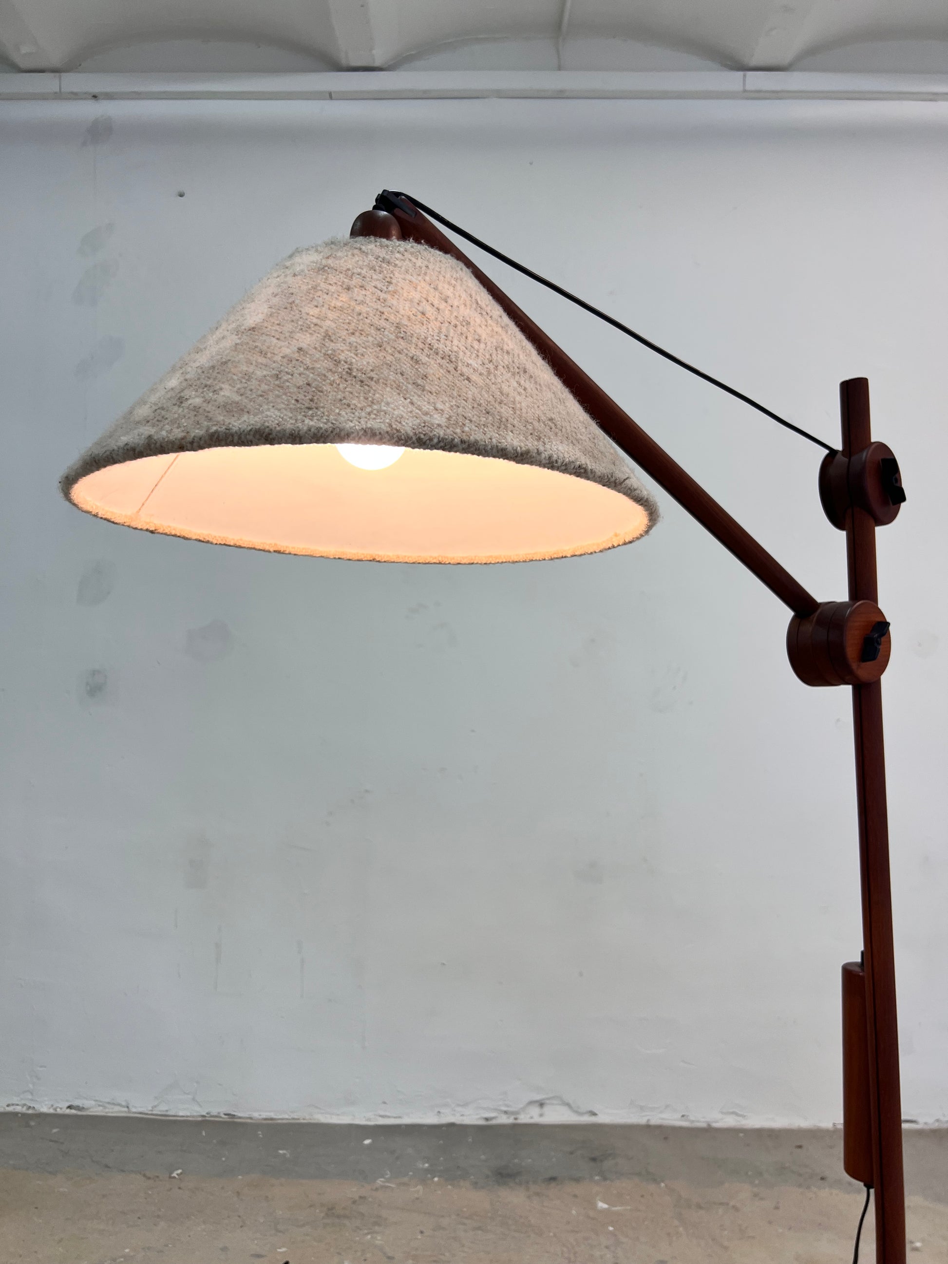 Stehlampe mit verstellbarem Arm & Gegengewicht aus Dänemark