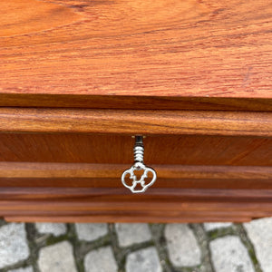 Kommode Teak mit Schloss & durchgängigen Griffen