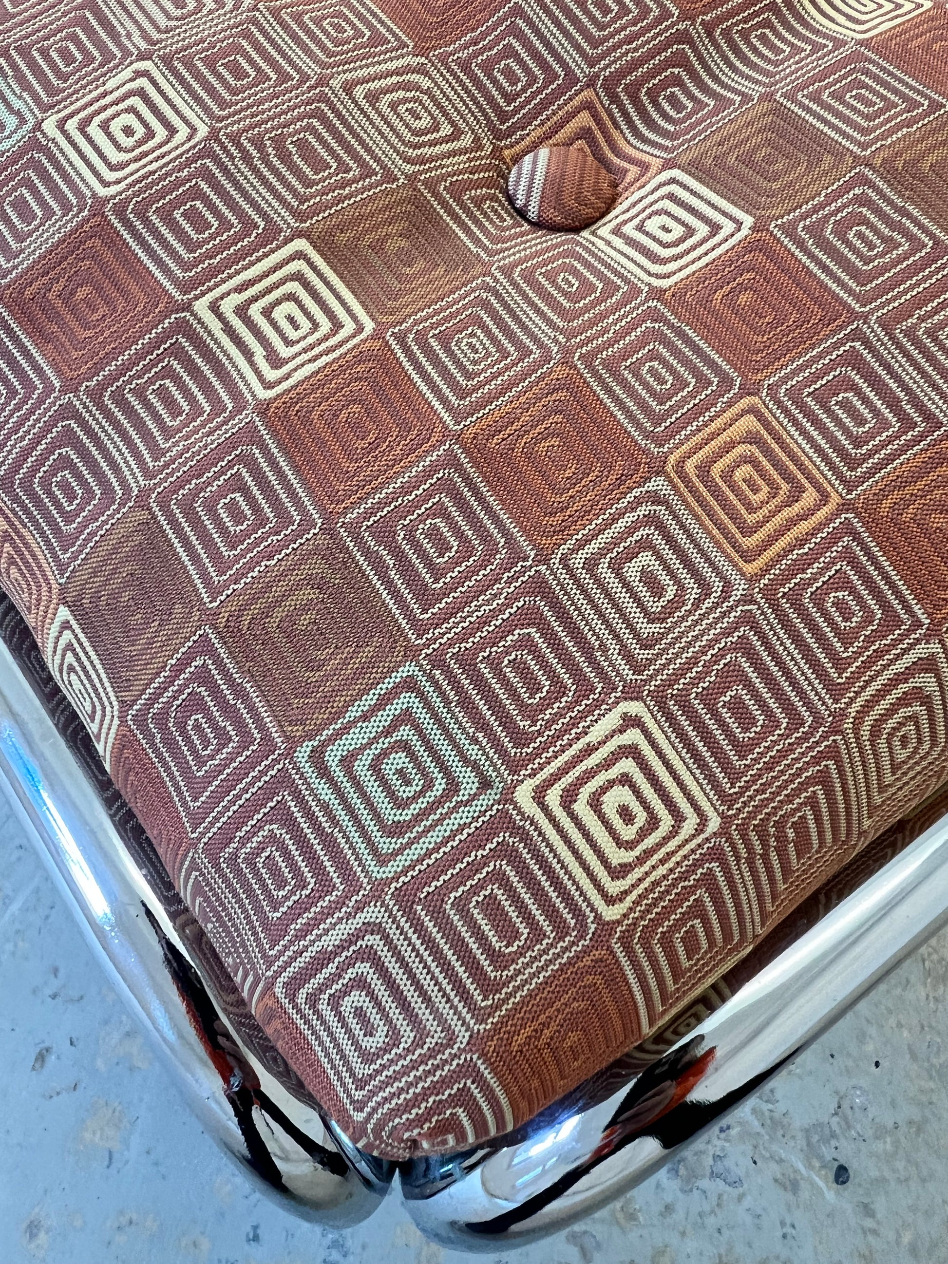 Hocker Chrom mit orange braunem Polster