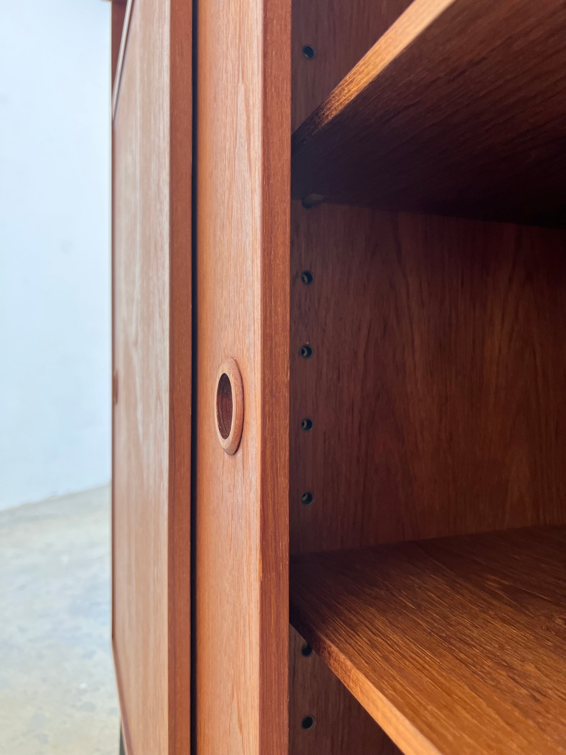 Schrank Teak mit Schiebetüren aus Dänemark