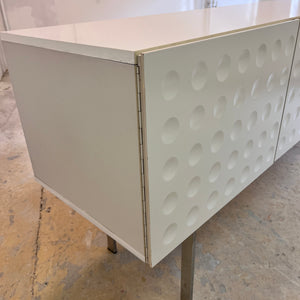 Sideboard weiß mit kreisförmigem Reliefmuster aus Belgien