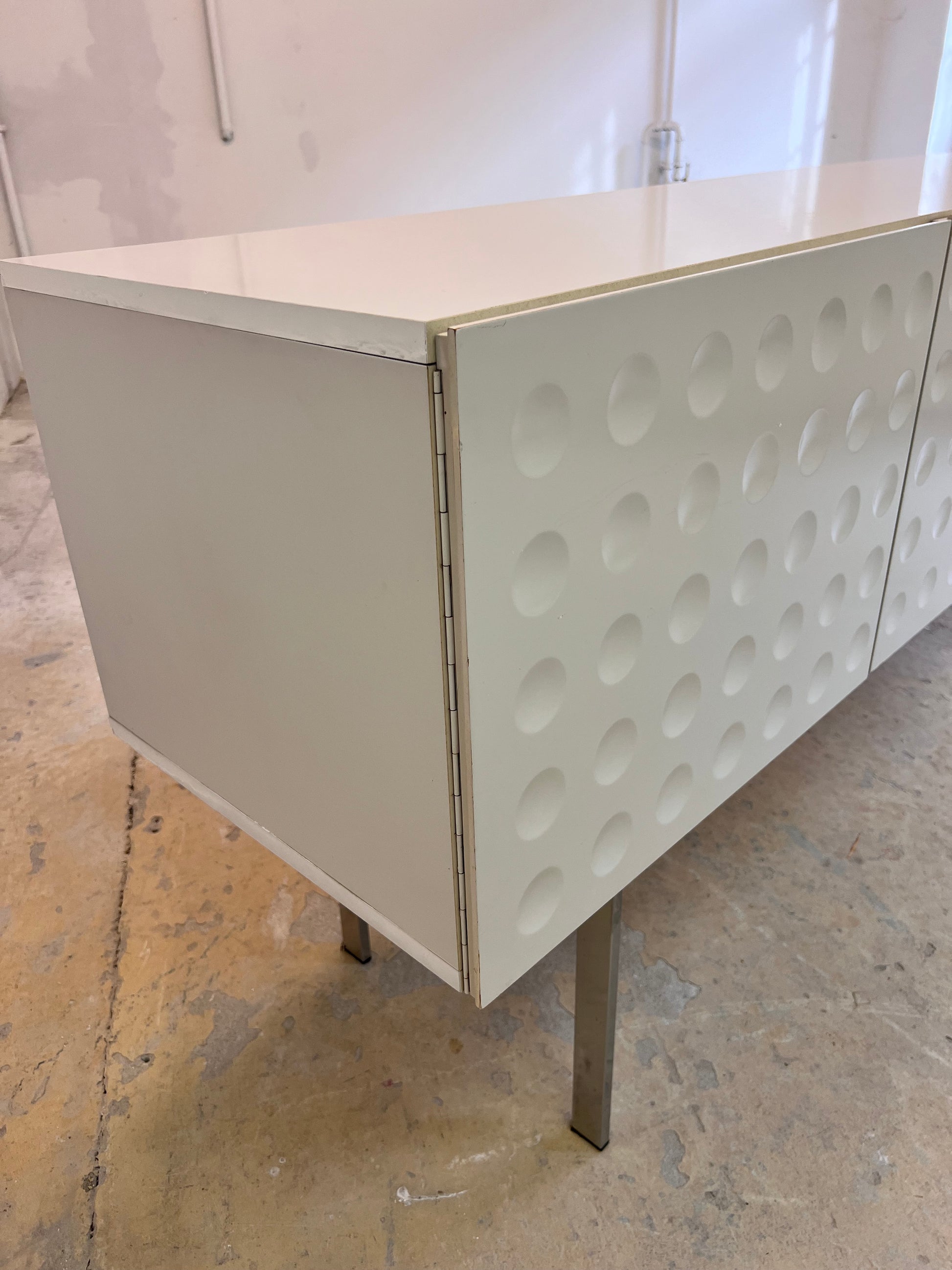 Sideboard weiß mit kreisförmigem Reliefmuster aus Belgien