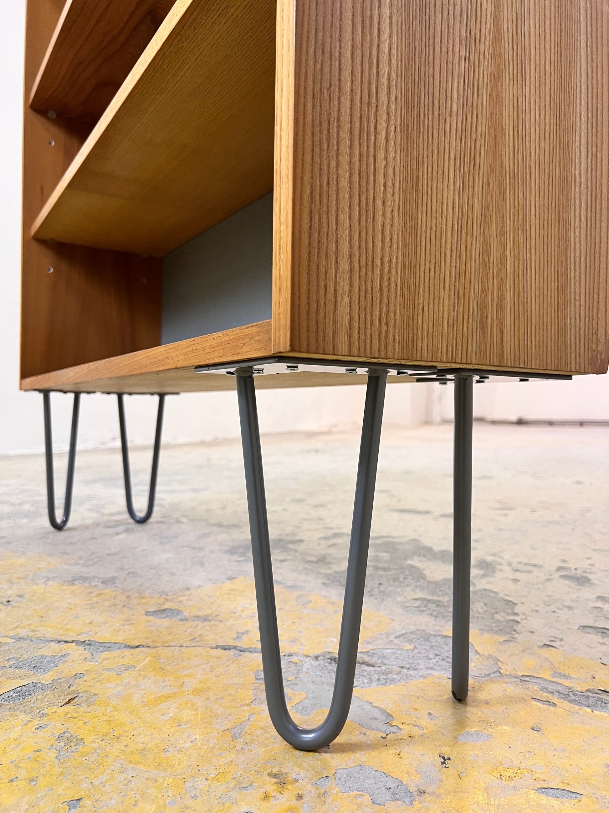 Regal auf Hairpinlegs von Hellerau